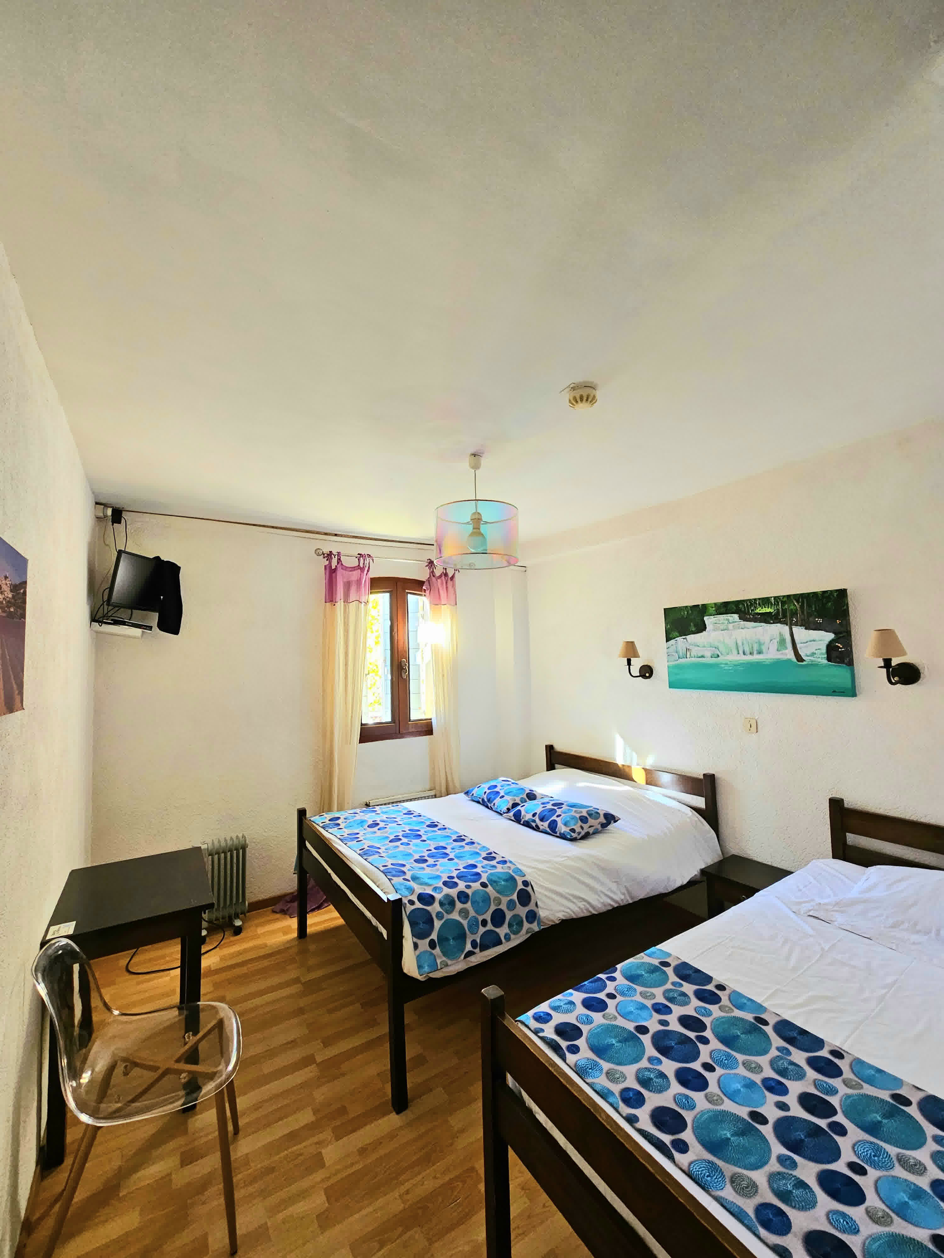 Chambre triple avec plusieurs lits à l'Auberge de Rustreou