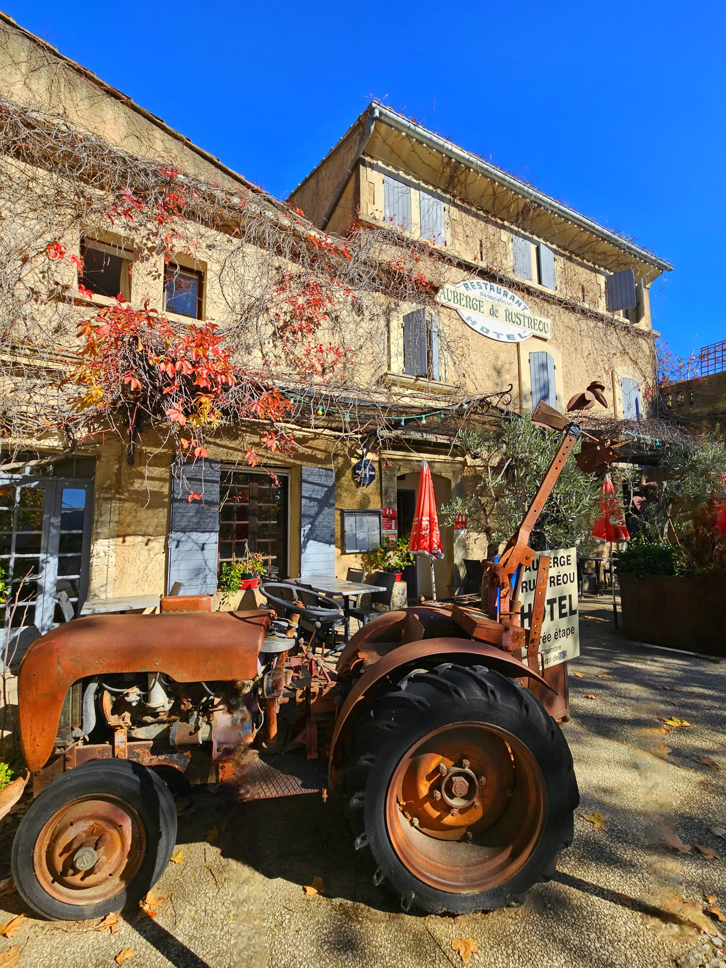 Façade extérieure de l'Auberge de Rustreou à Rustrel