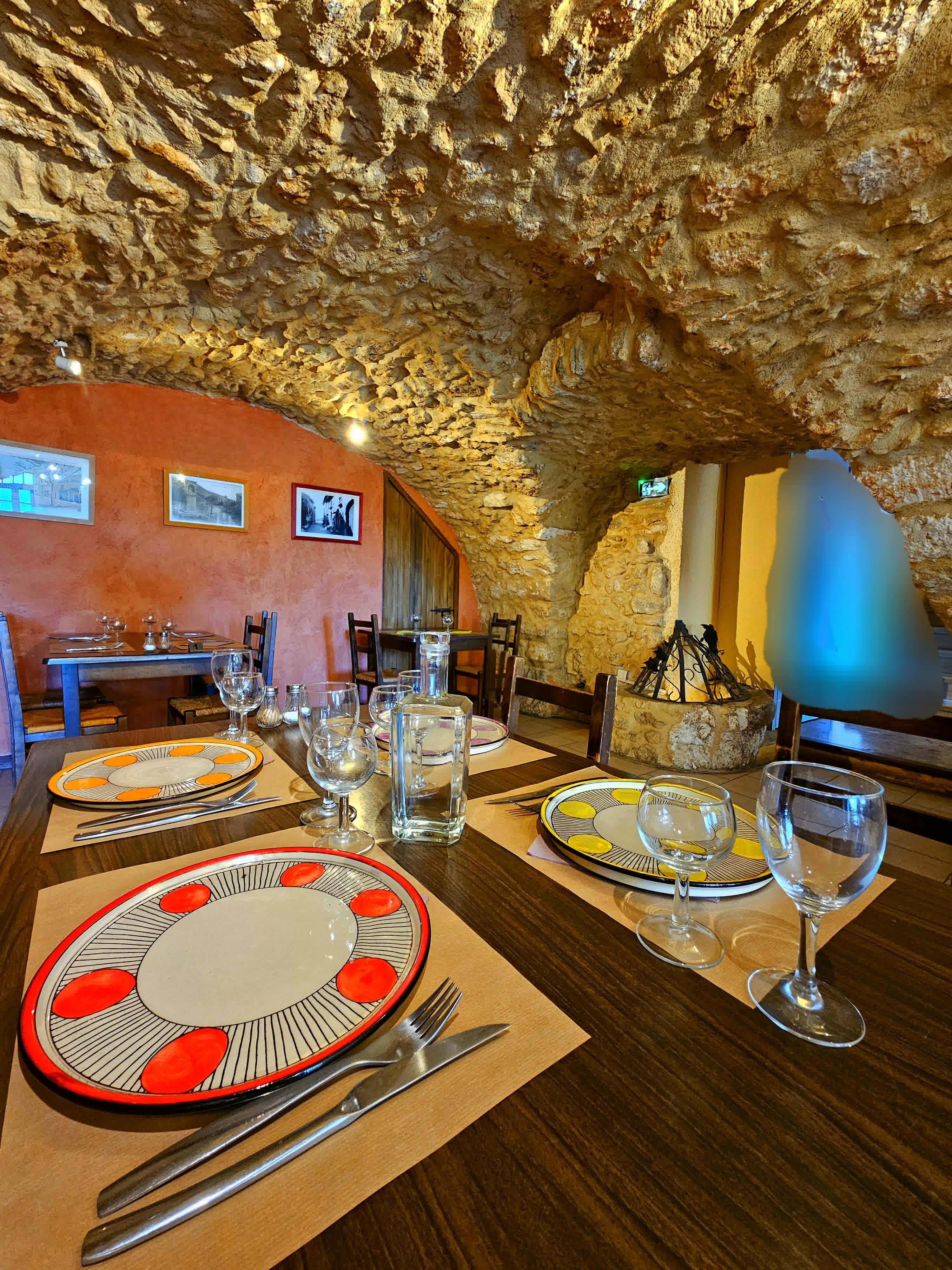 Salle du restaurant avec voûtes en pierre